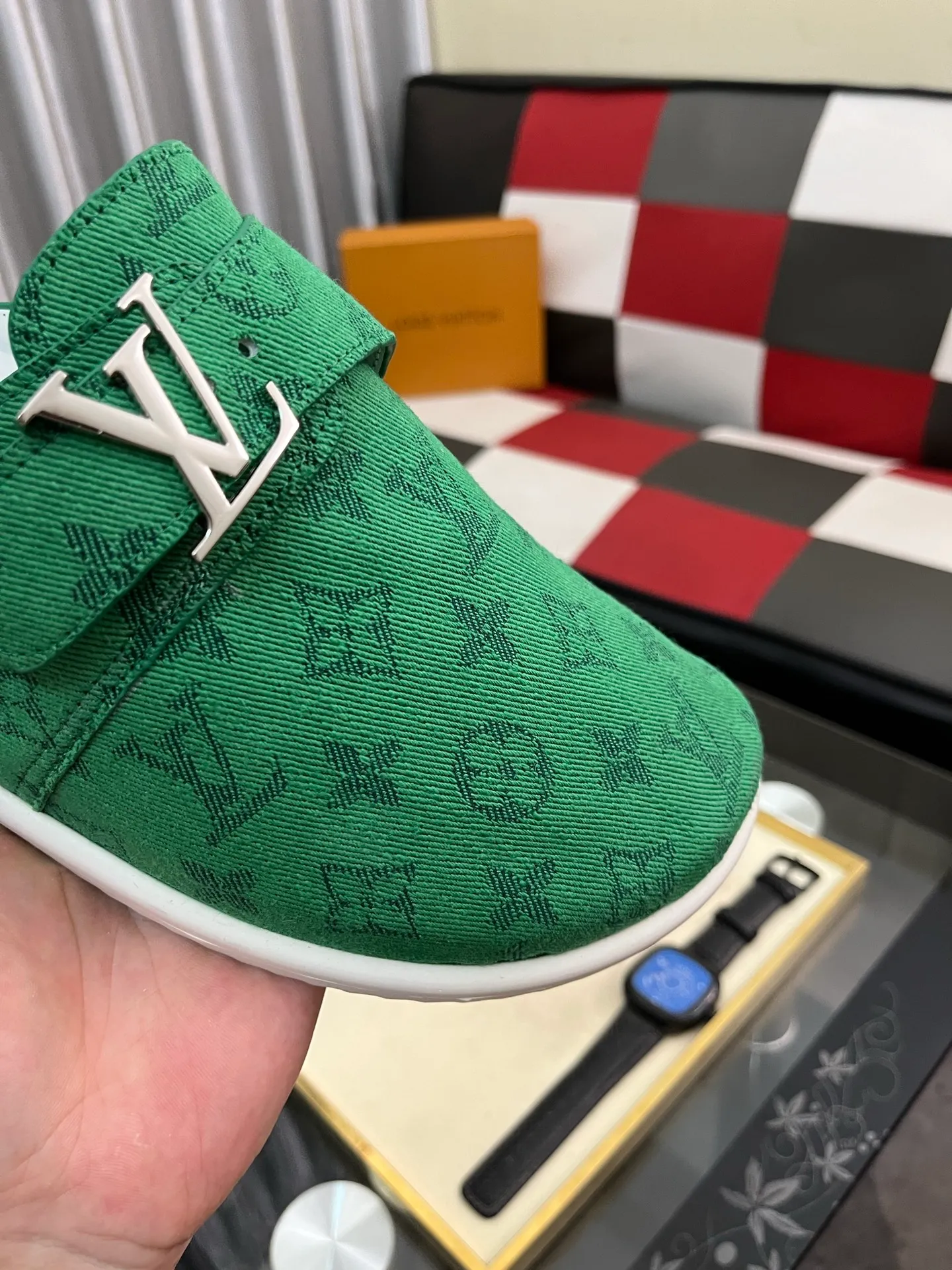 Men's shoes 💰380⌚️⌚️2025 new men's casual sandals and slippers, made of suede cow leather, with Monogram pattern to highlight the trendy style. Adjustable straps illuminated with LV letters, while a resilient insole and micro outsole provide lightweight comfort. Made of suede cow leather with embossed Monogram pattern and brand element metal hardware✅Adjustable straps➕Tough insole‼ ️Micro outsole. Comfortable and easy to wear‼ ️size: 38-443️⃣Colors available